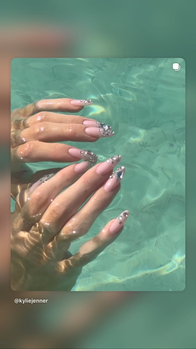 Το καλοκαιρινό μανικιούρ της Kylie Jenner είναι μια ωδή στον μαξιμαλισμό