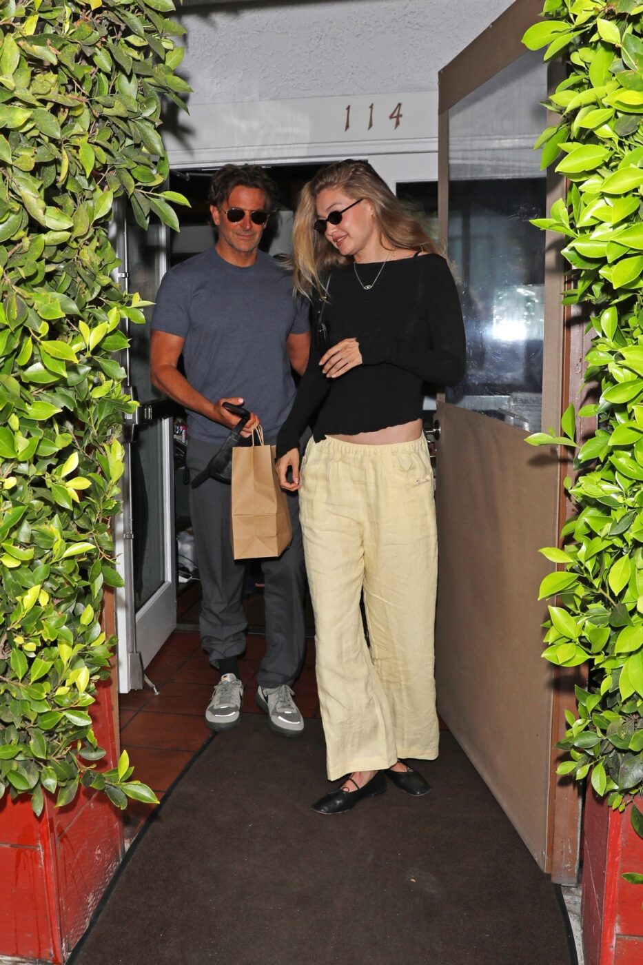 Η Gigi Hadid φοράει το butter yellow παντελόνι που