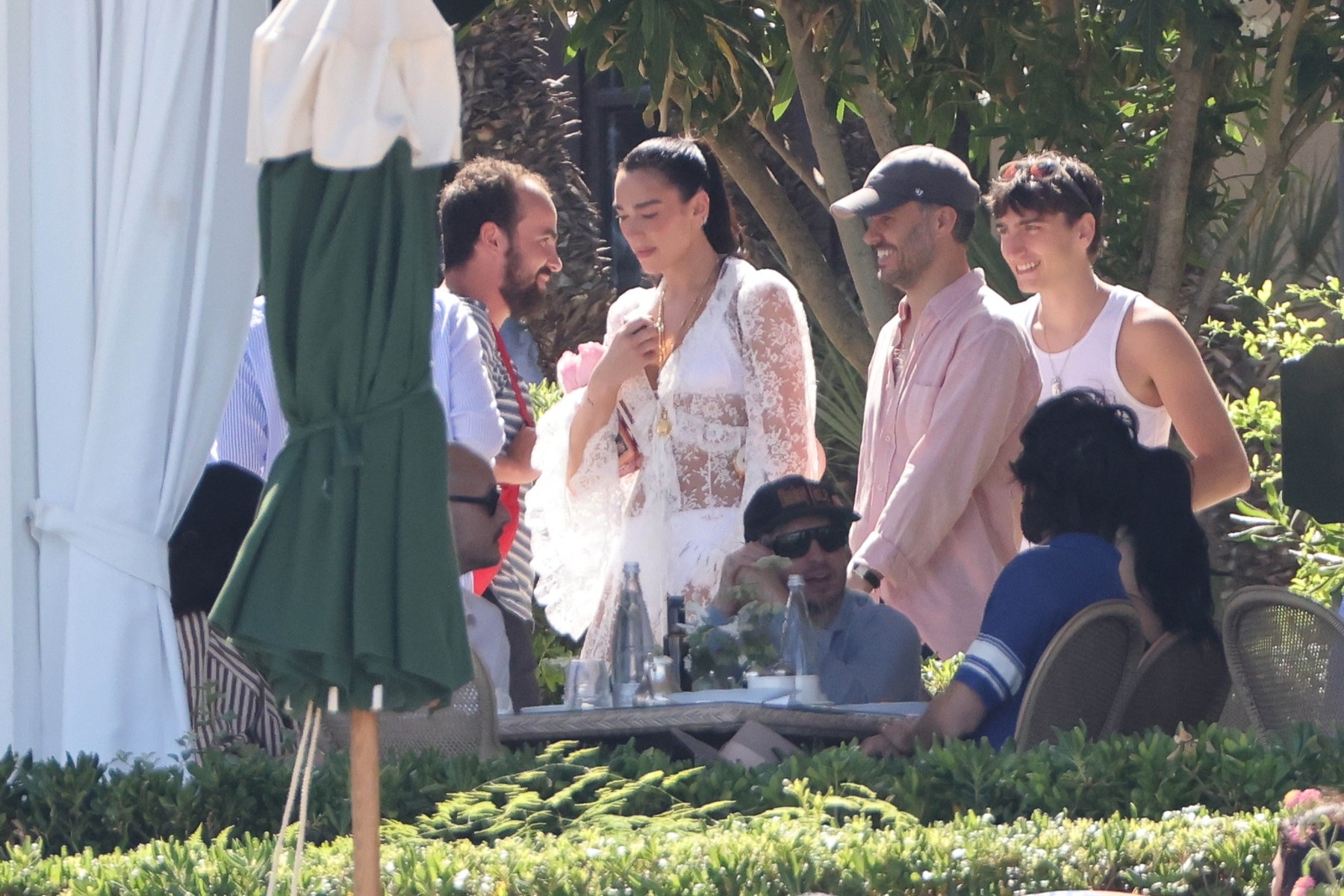 Dua Lipa: Ολοκλήρωσε τα bridal looks της με το πιο chic beac