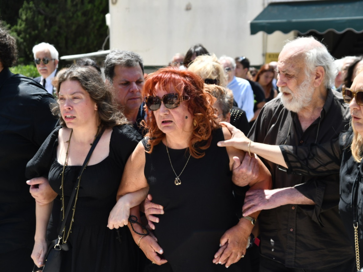 Συντετριμμένη η Μαίρη Ραζή στην κηδεία του συζύγου της, Σωτήρη Τσόγκα