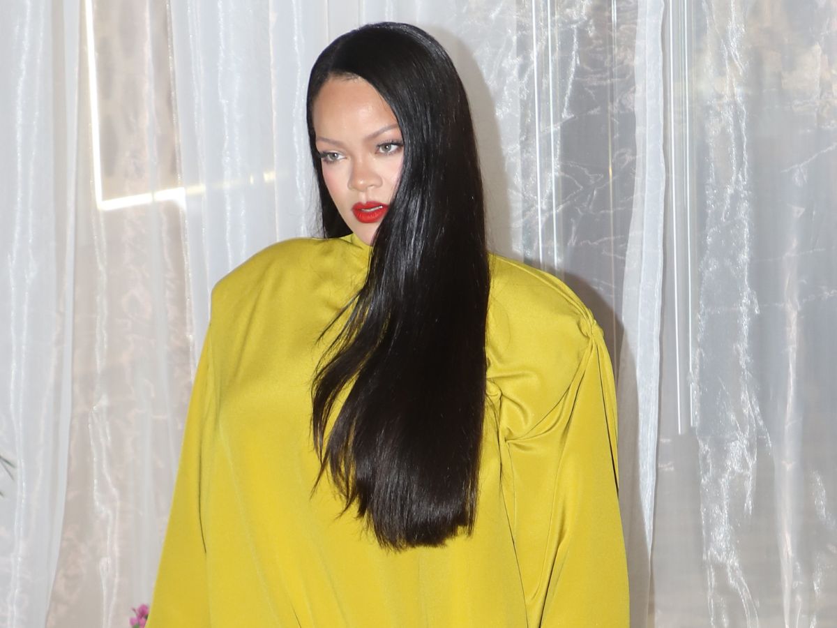 Milky white μανικιούρ: Η Rihanna υιοθέτησε την πιο κομψή και safe τάση της σεζόν
