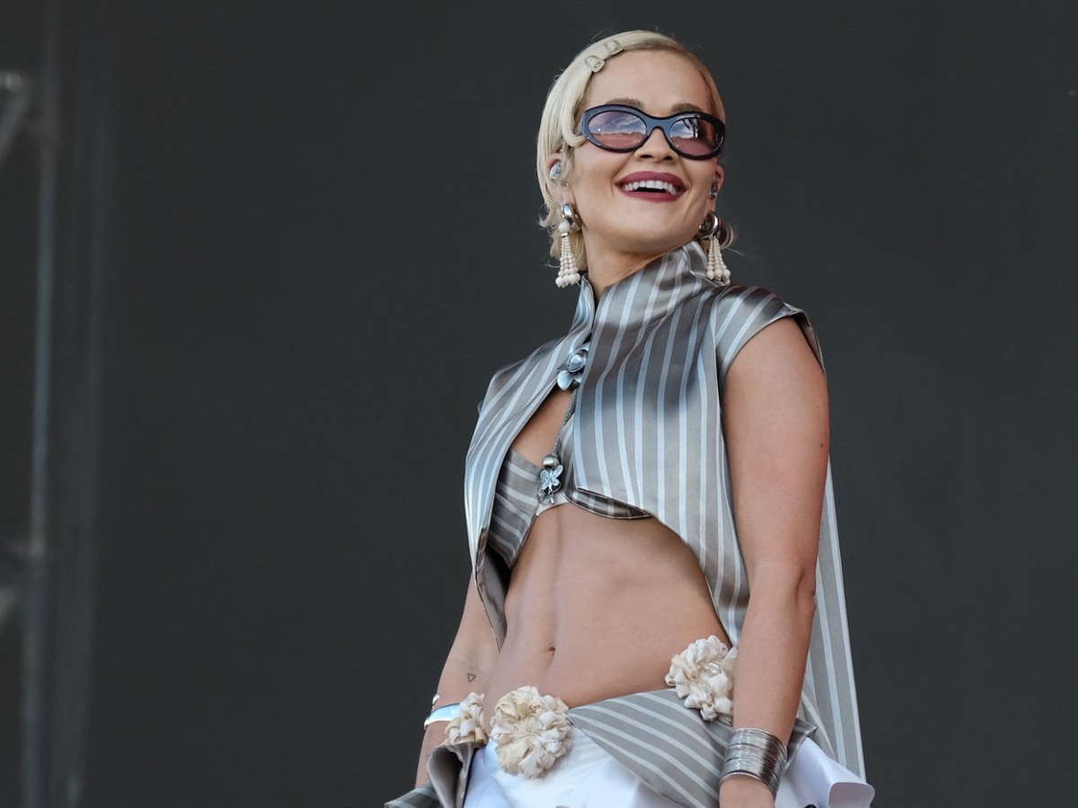 H Rita Ora στην τελευταία της εμφάνιση on stage υιοθέτησε ένα iconic beauty look που θα σου θυμίσει πολλά