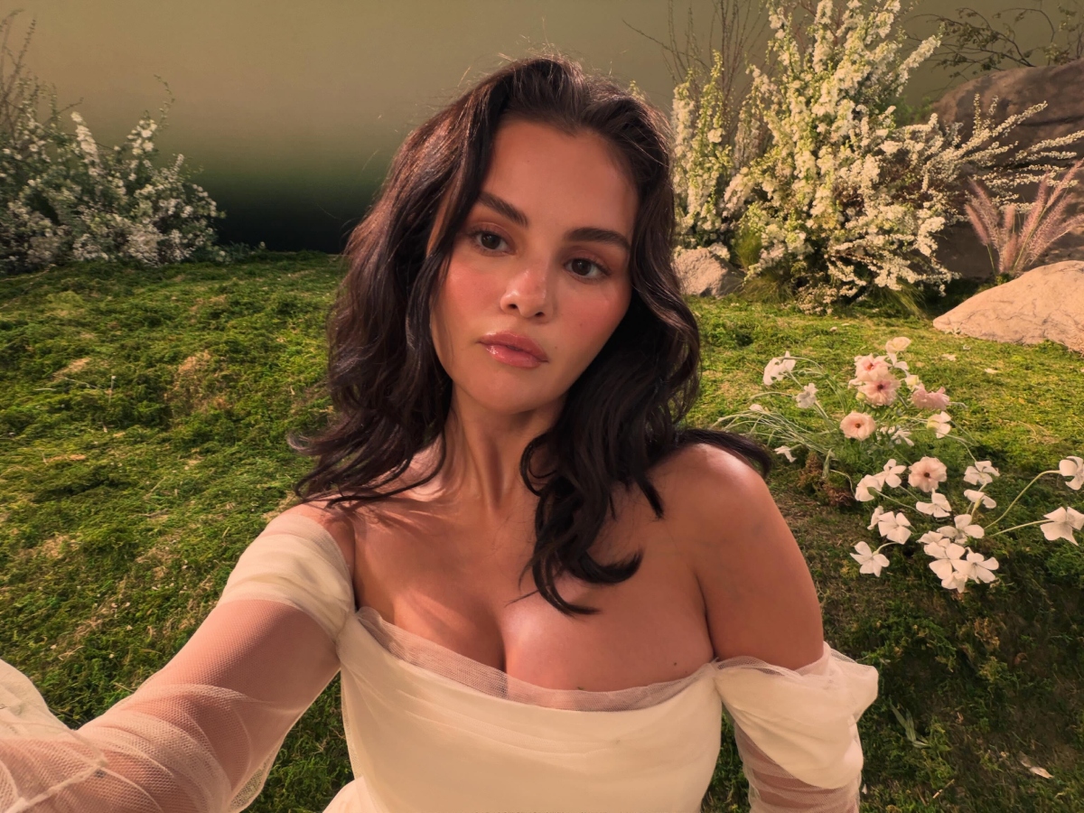 Η πράσινη απόχρωση στα μάτια της Selena Gomez είναι το hint του καλοκαιριού