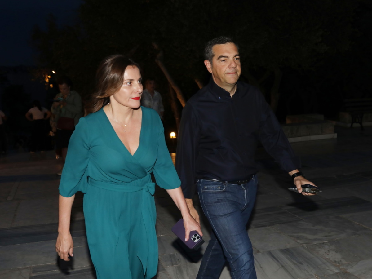 Αλέξης Τσίπρας – Μπέττυ Μπαζιάνα: Βραδινή έξοδος στο Ηρώδειο για την παράσταση του Σταμάτη Κραουνάκη