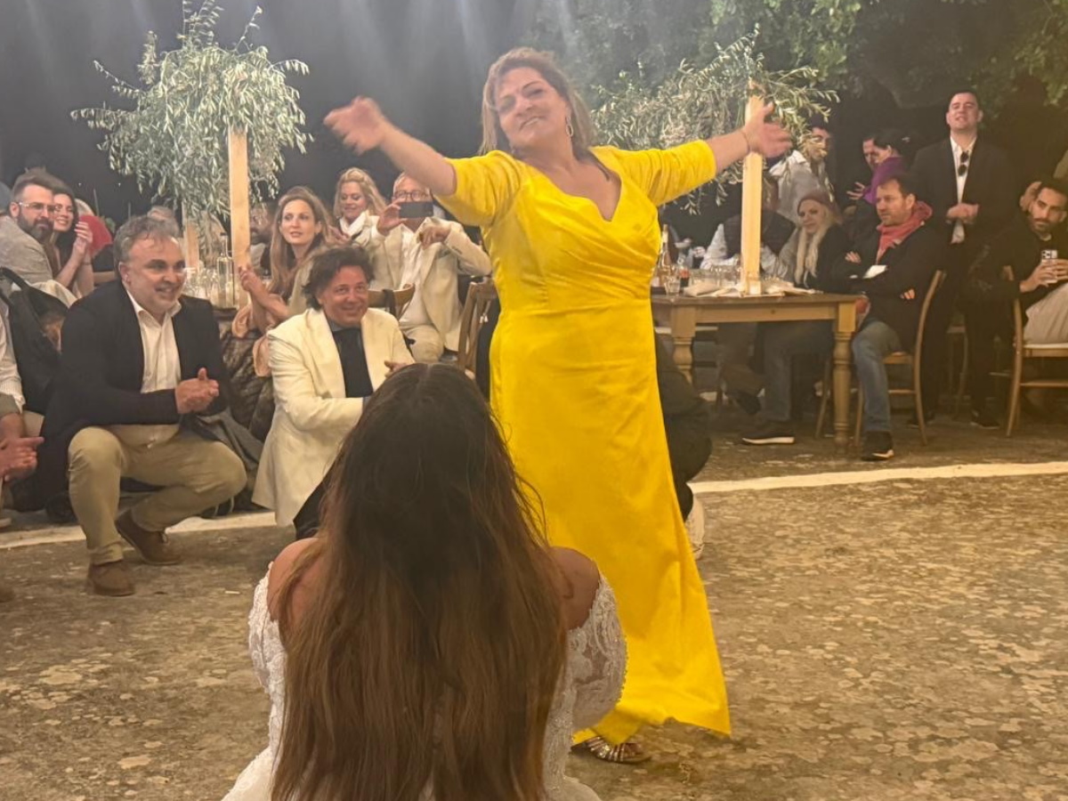 Δανάη Μπάρκα: Ο ξέφρενος χορός της Βίκυς Σταυροπούλου στον γάμο της κόρης της με άρωμα «Είσαι το Ταίρι Μου»