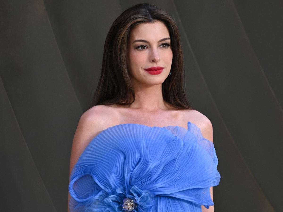 Anne Hathaway: Οι κόκκινες beauty λεπτομέρειες που απογείωσαν το baby blue Dior look της