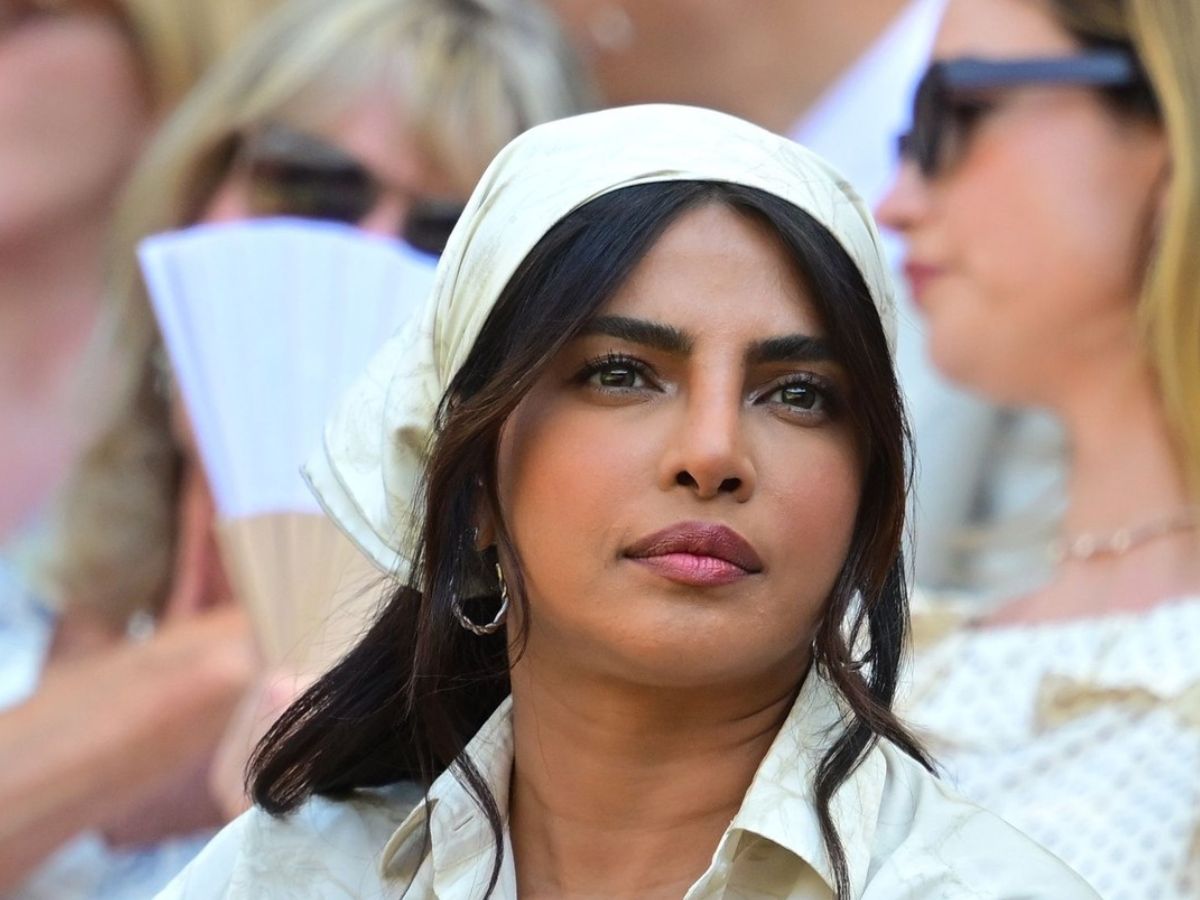 H Priyanka Chopra εμφανίστηκε στο Wimbledon με το αξεσουάρ μαλλιών που θα χρειαστείς στις διακοπές