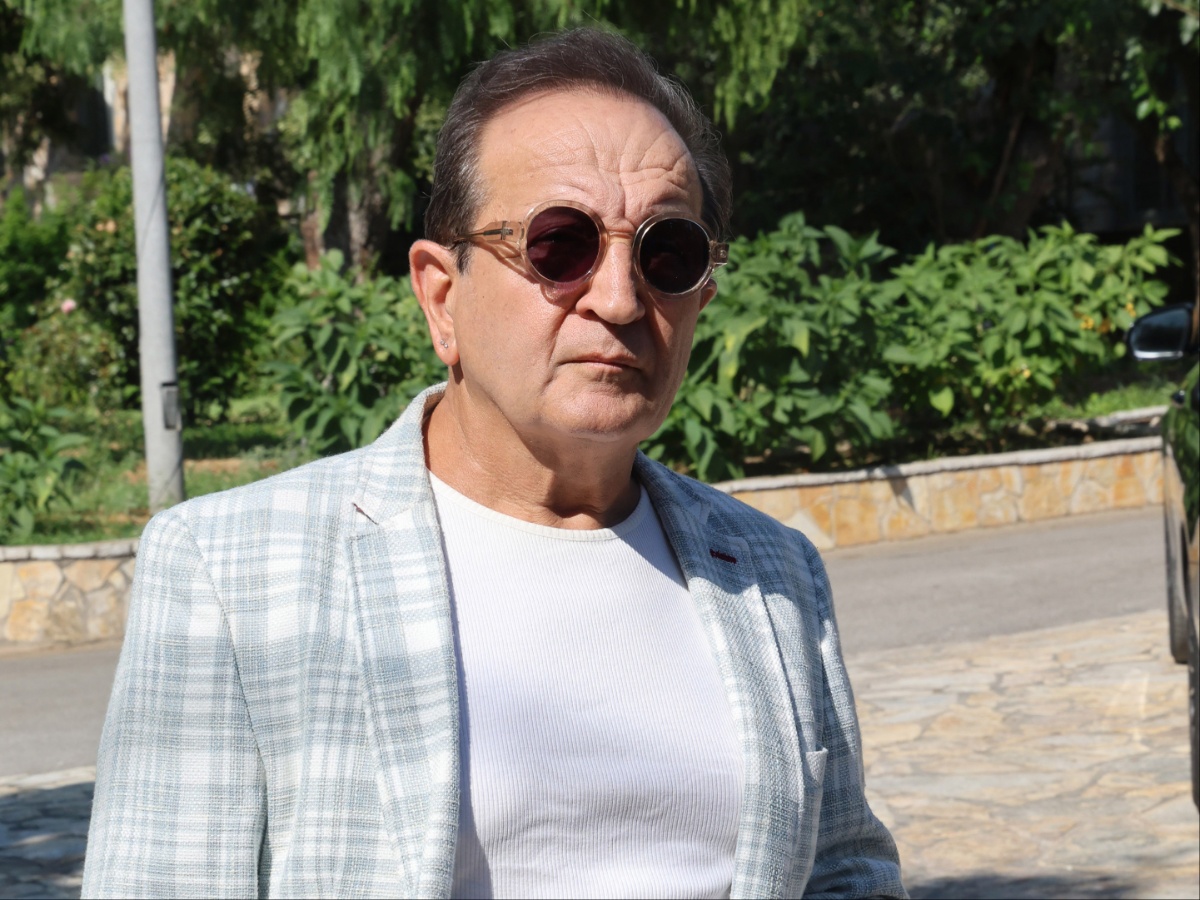 Ξεσπά ο Σπύρος Μπιμπίλας: «Πόσο πια θα απαγορεύει ο κληρονόμος του σπουδαίου μας Μάνου Χατζιδάκι να τον ακούμε;»
