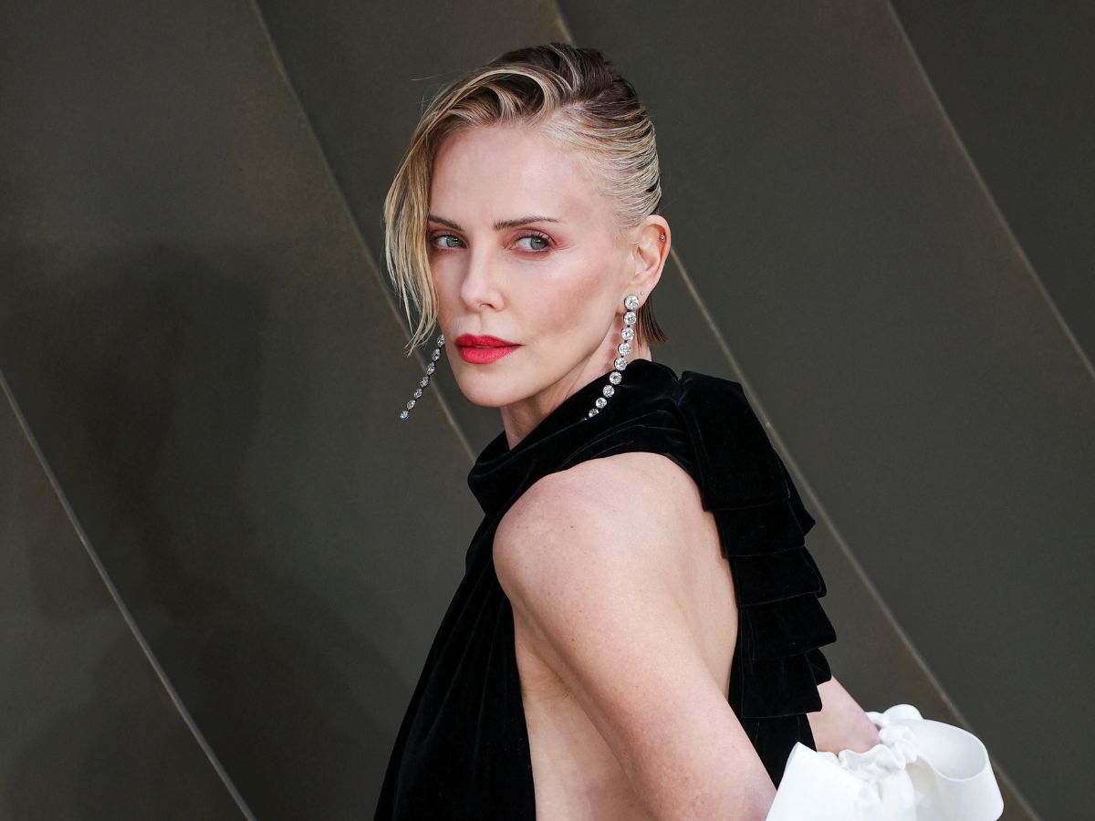Η Charlize Theron μόλις υπέγραψε το πιο κομψό wet look της χρονιάς