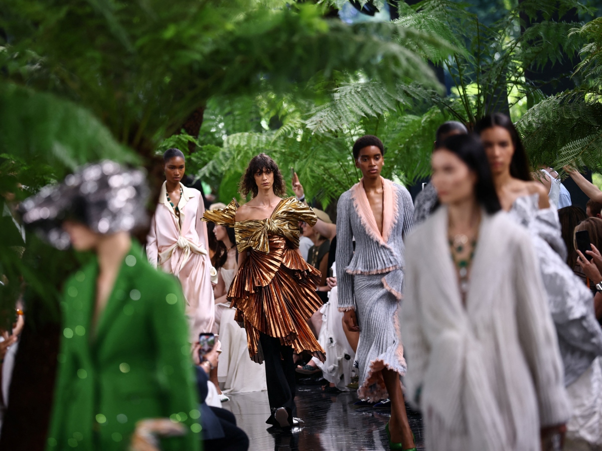 Εβδομάδα Μόδας Υψηλής Ραπτικής FW26: Το show του οίκου Dior είναι ένας διάλογος ανάμεσα στην τέχνη και τη μόδα