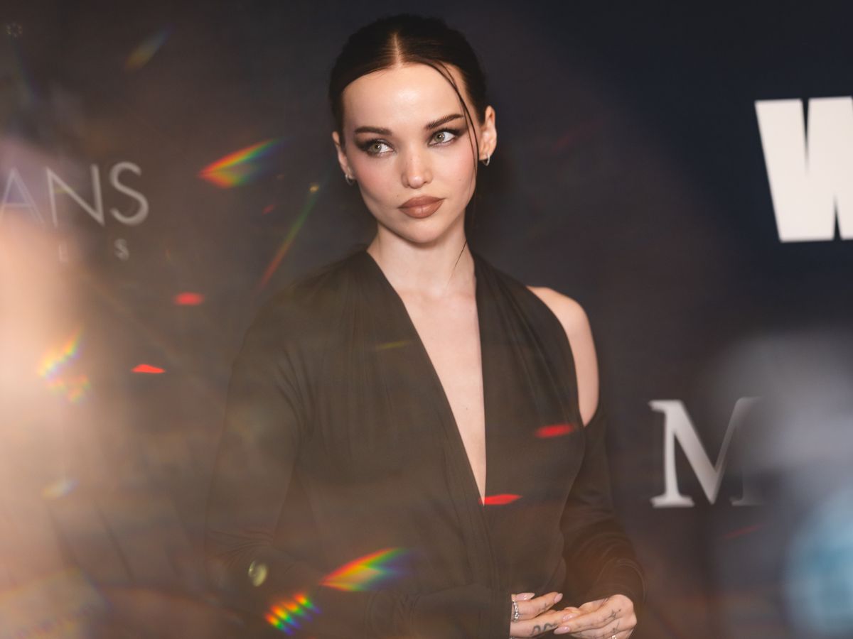 H σαμπανιζέ σκιά ματιών της Dove Cameron αποδεικνύει ότι τα matchy-matchy looks είναι ακόμη τάση