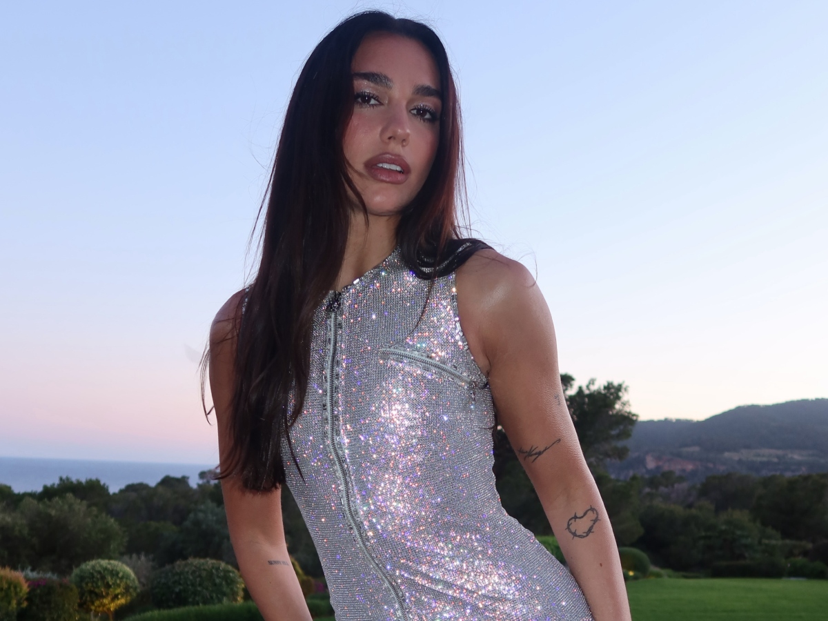 Το sunkissed blush και τα glossy χείλη της Dua Lipa είναι το beauty look που θα βλέπουμε παντού τον Αύγουστο
