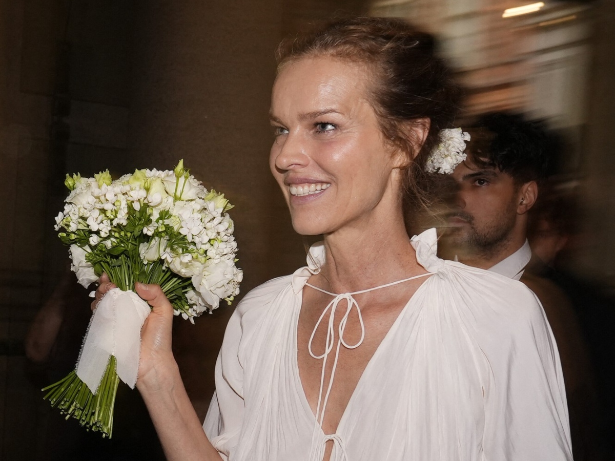 H Eva Herzikova παντρεύτηκε και το bridal beauty look της ήταν ότι πιο ανεπιτήδευτο και summer chic έχεις δει τελευταία