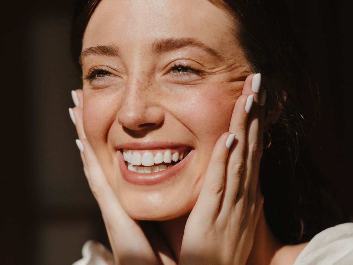 Faux freckles: Φρέσκο, φυσικό beauty look με «ψεύτικες» φακίδες