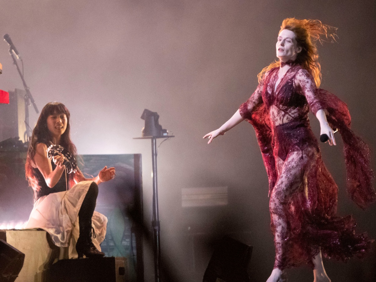 Florence & The Machine: Η ξυπόλητη «ιέρεια» της μουσικής μάγεψε 25.000 θεατές στο ΟΑΚΑ