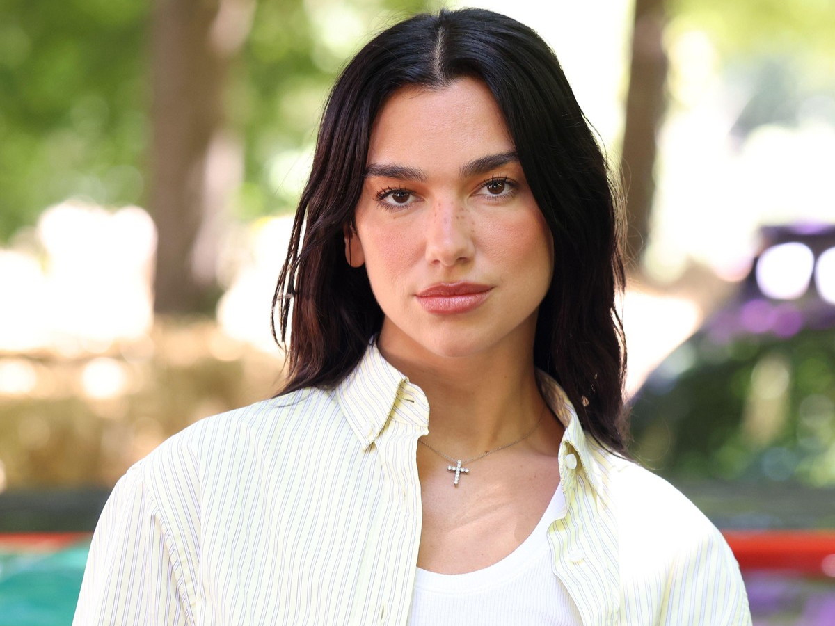 Dua Lipa: Το αγαπημένο της καλοκαιρινό αξεσουάρ υπάρχει ήδη στο συρτάρι σου