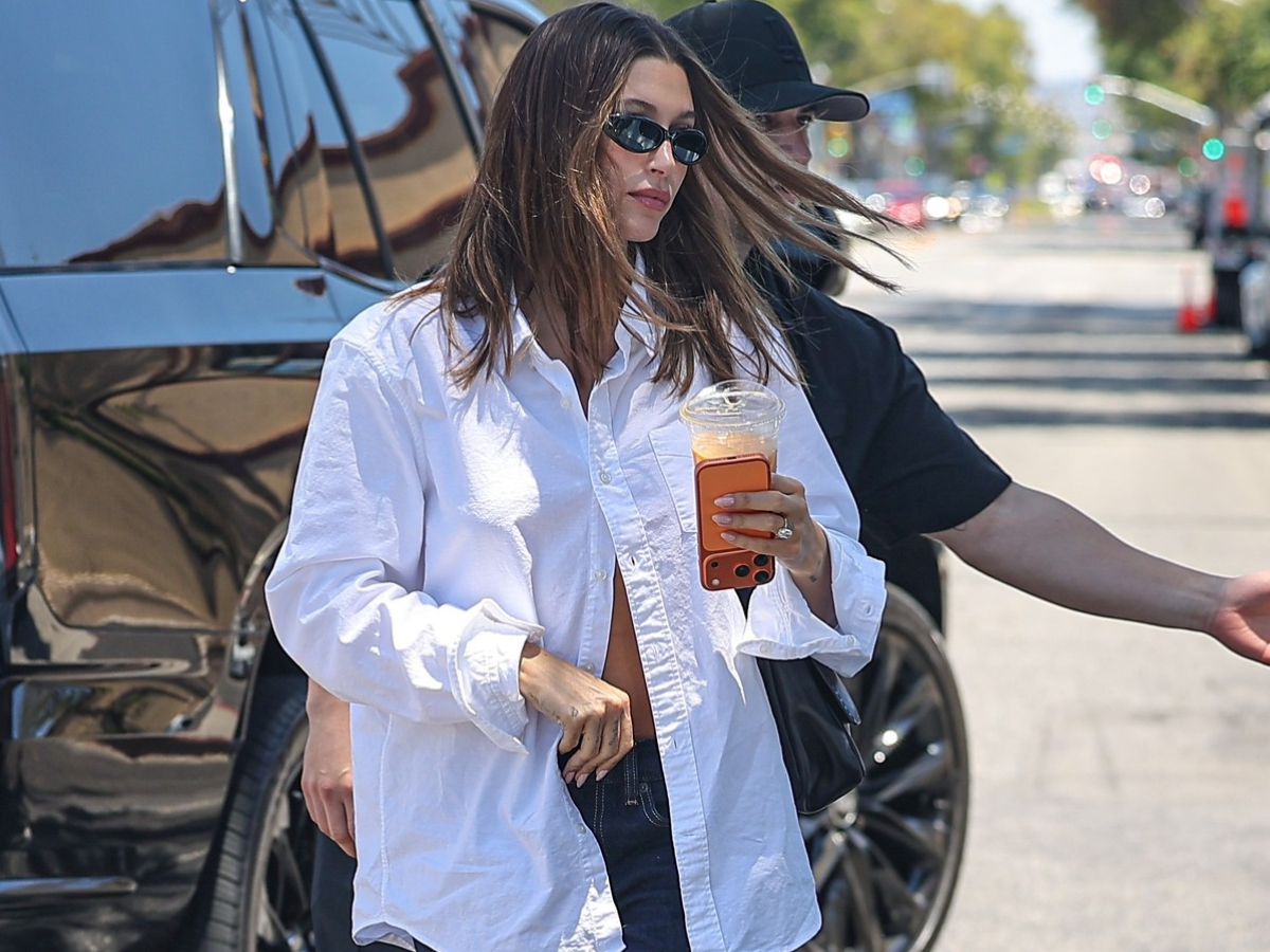 Hailey Bieber: Σχεδίασε το τέλειο τζιν και το λανσάρει σήμερα στην Gap