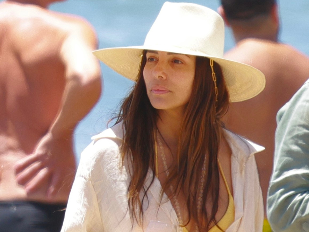 Η Eva Longoria έχει το outfit που θα φορέσεις από την παραλία μέχρι το beach bar