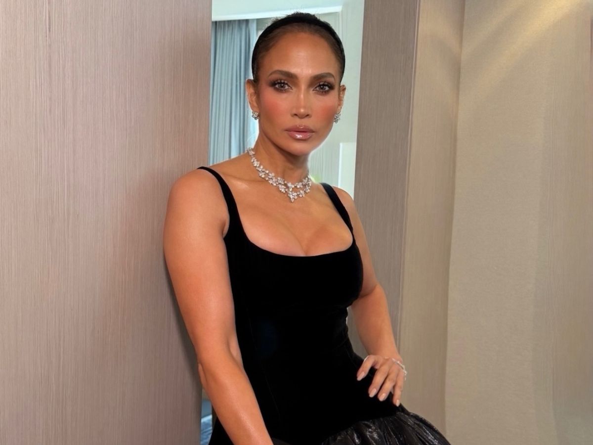 Καν΄το όπως η Jennifer Lopez: Δώσε στο σινιόν χτένισμα ρετρό πινελιά με ένα βελούδινο headband