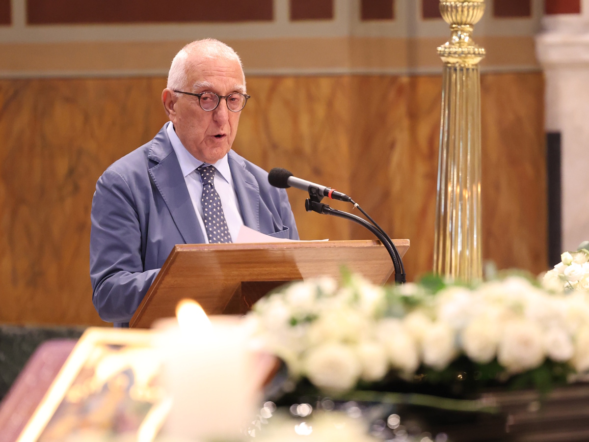 Μάρω Κοντού: Συγκίνησε ο Νικήτας Κακλαμάνης στον επικήδειο λόγο του – «Απέδειξε πως η ηλικία είναι απλά δύο νούμερα της αριθμητικής»