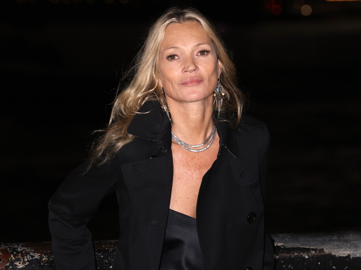 Η Burberry και το Μουσείο Victoria & Albert ενώνουν τις δυνάμεις τους σε μια νέα έκθεση αφιερωμένη στην ιστορία της εμβληματικής καμπαρντίνας