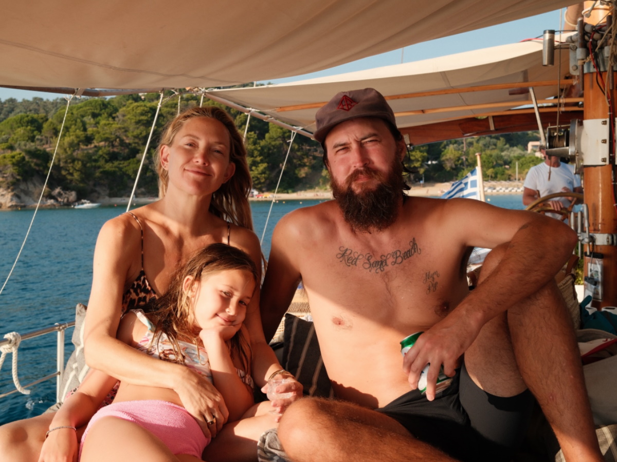 Κέιτ Χάντσον: Το ελληνικό καλοκαίρι της συνεχίζεται – Οι πόζες με μαγιό στο σκάφος και τα φιλιά με τον σύντροφό της