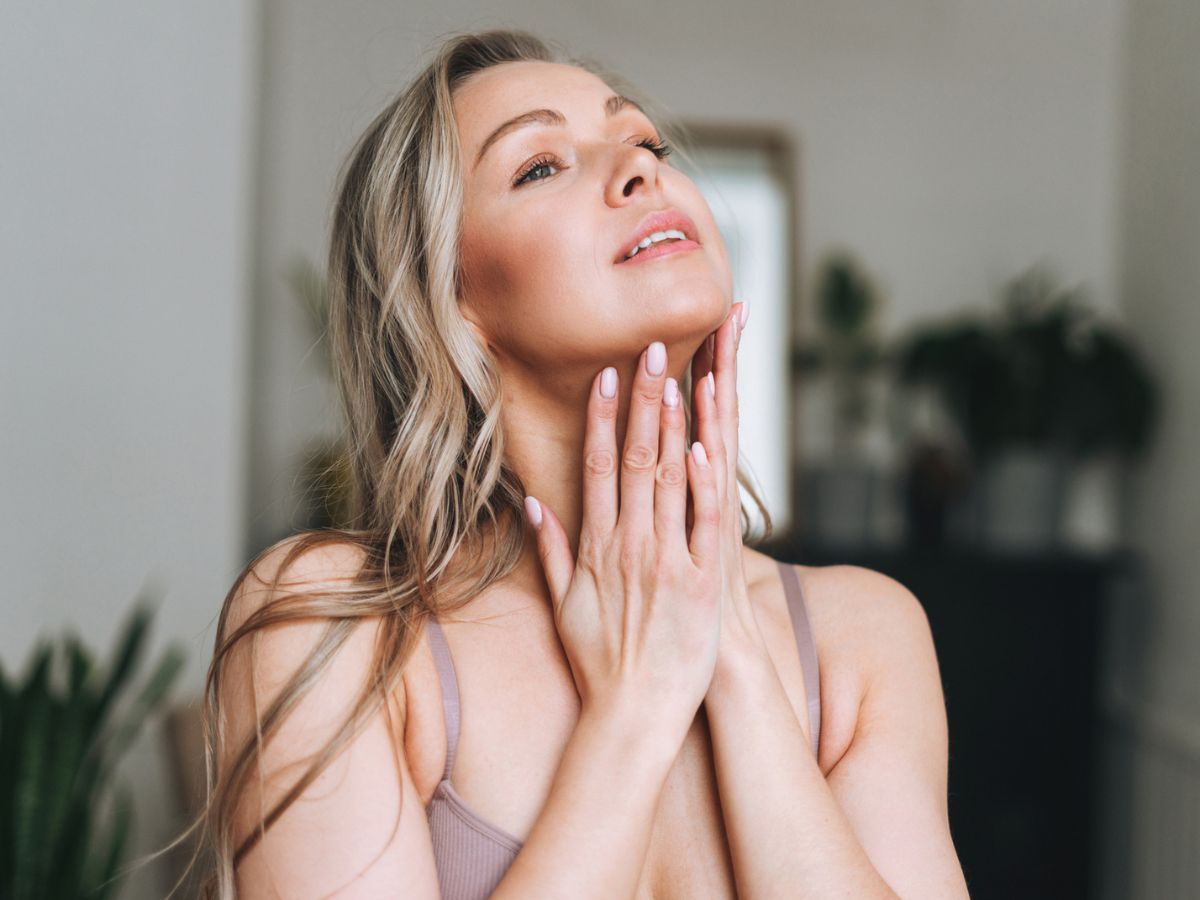 Ο λαιμός θέλει τη δική του skincare ρουτίνα – Δες τι πρέπει να κάνεις