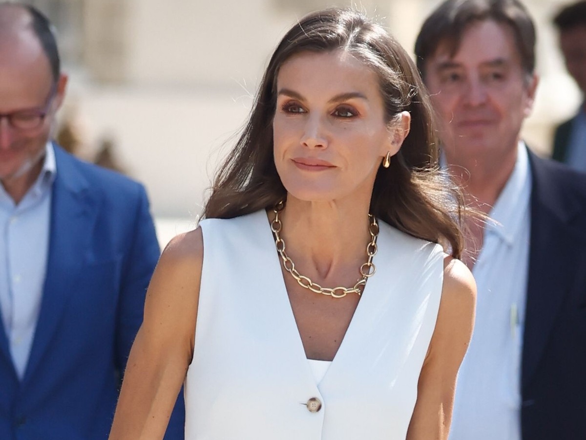 Total white: H βασίλισσα Letizia με το τέλειο office outfit