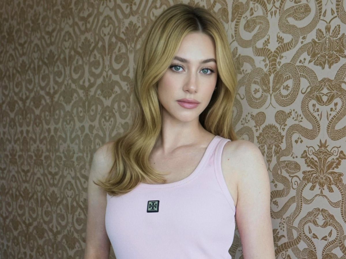 Το soft pink look της Lily Reinhart είναι ο πιο φρέσκος τρόπος να υιοθετήσεις το ροζ χρώμα στο μακιγιάζ