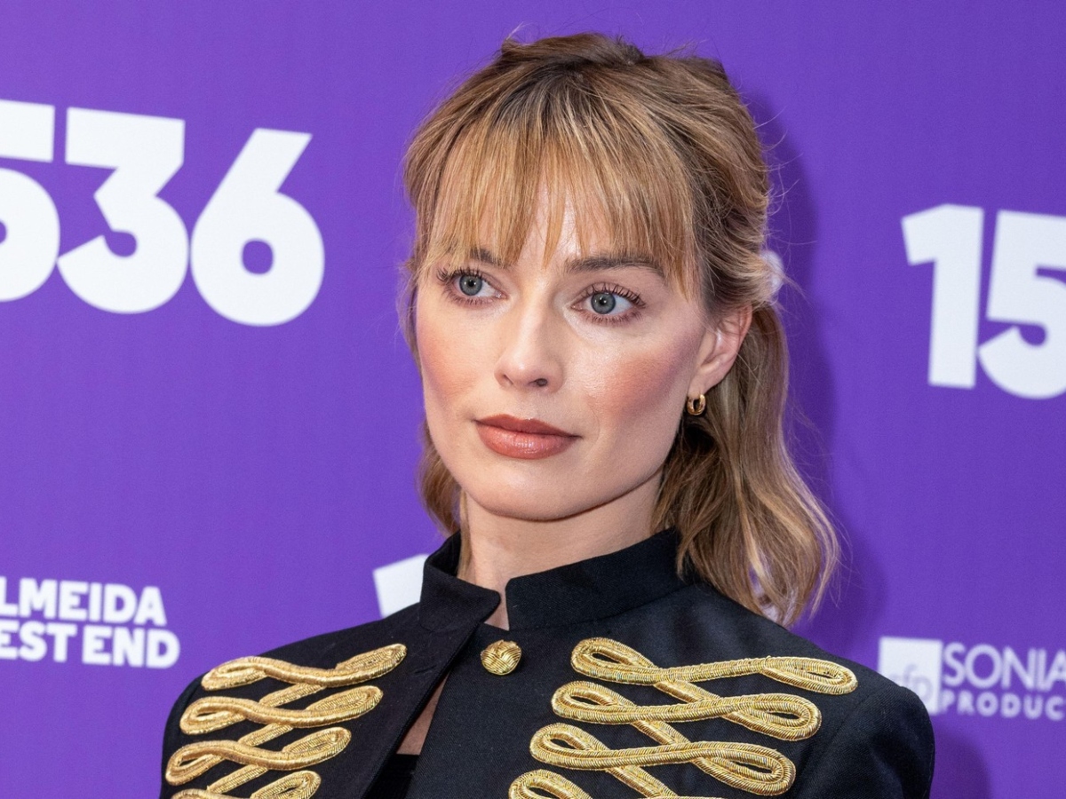 H Margot Robbie στο Παρίσι υιοθέτησε το πιο minimal french beauty look