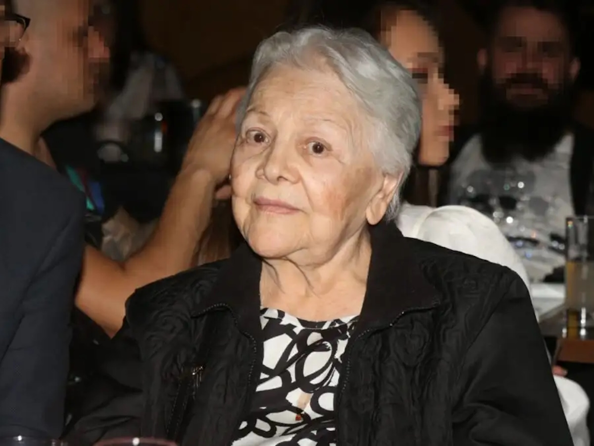 Μαίρη Λίντα: Η επόμενη ημέρα στο Γηροκομείο Αθηνών μετά τον θάνατό της – Λουλούδια και προσωπικά αντικείμενα στο τραπεζάκι της