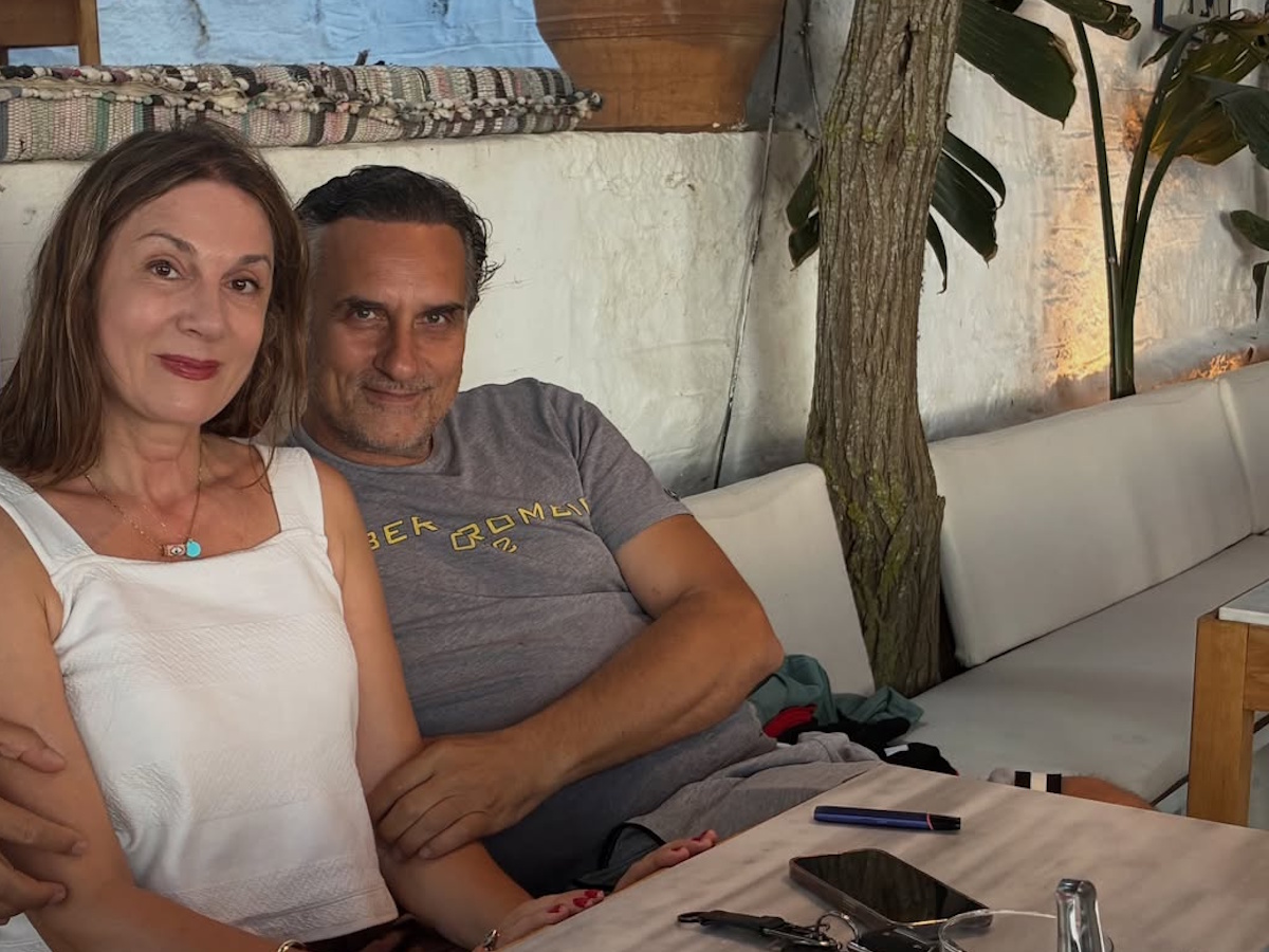 Νίκος Ψαρράς – Έλενα Καρακούλη: Το φωτογραφικό άλμπουμ από τις διακοπές τους στην Τήνο