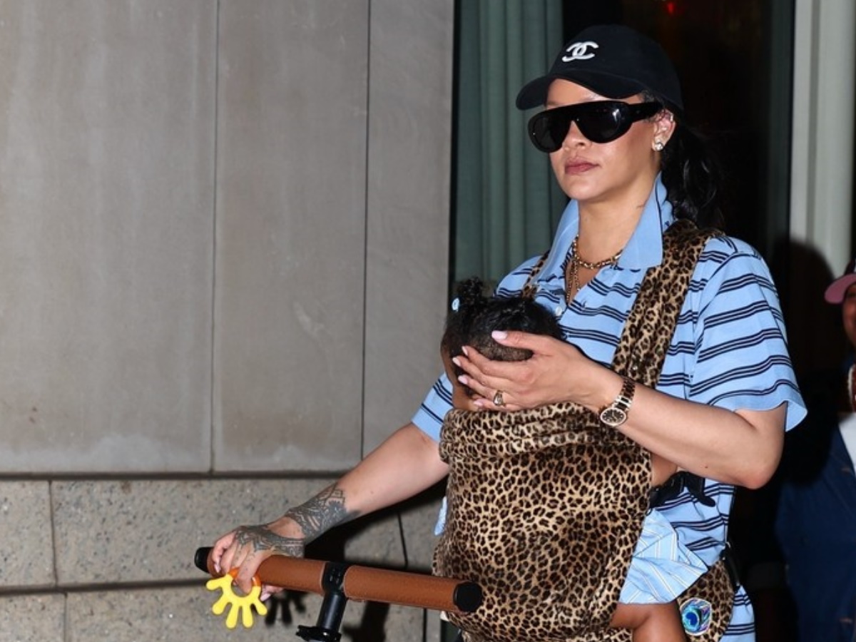 Rihanna: Χαλαρή βόλτα στη Νέα Υόρκη με το καρότσι και τα τρία παιδιά της