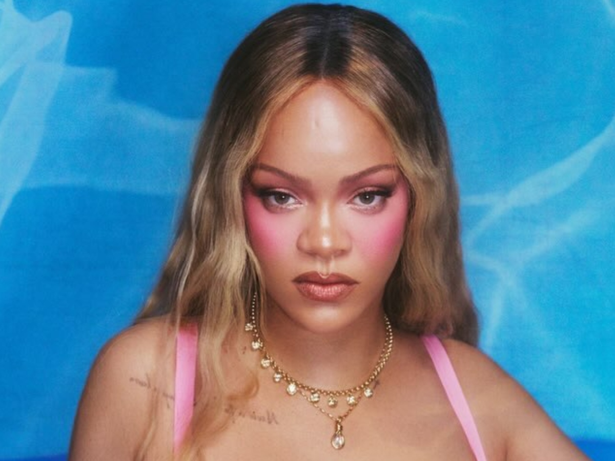 H Rihanna με μακριά ξανθά mermaid waves και flash blush στην πιο ζωηρή ροζ απόχρωση είναι πιο εντυπωσιακή από ποτέ