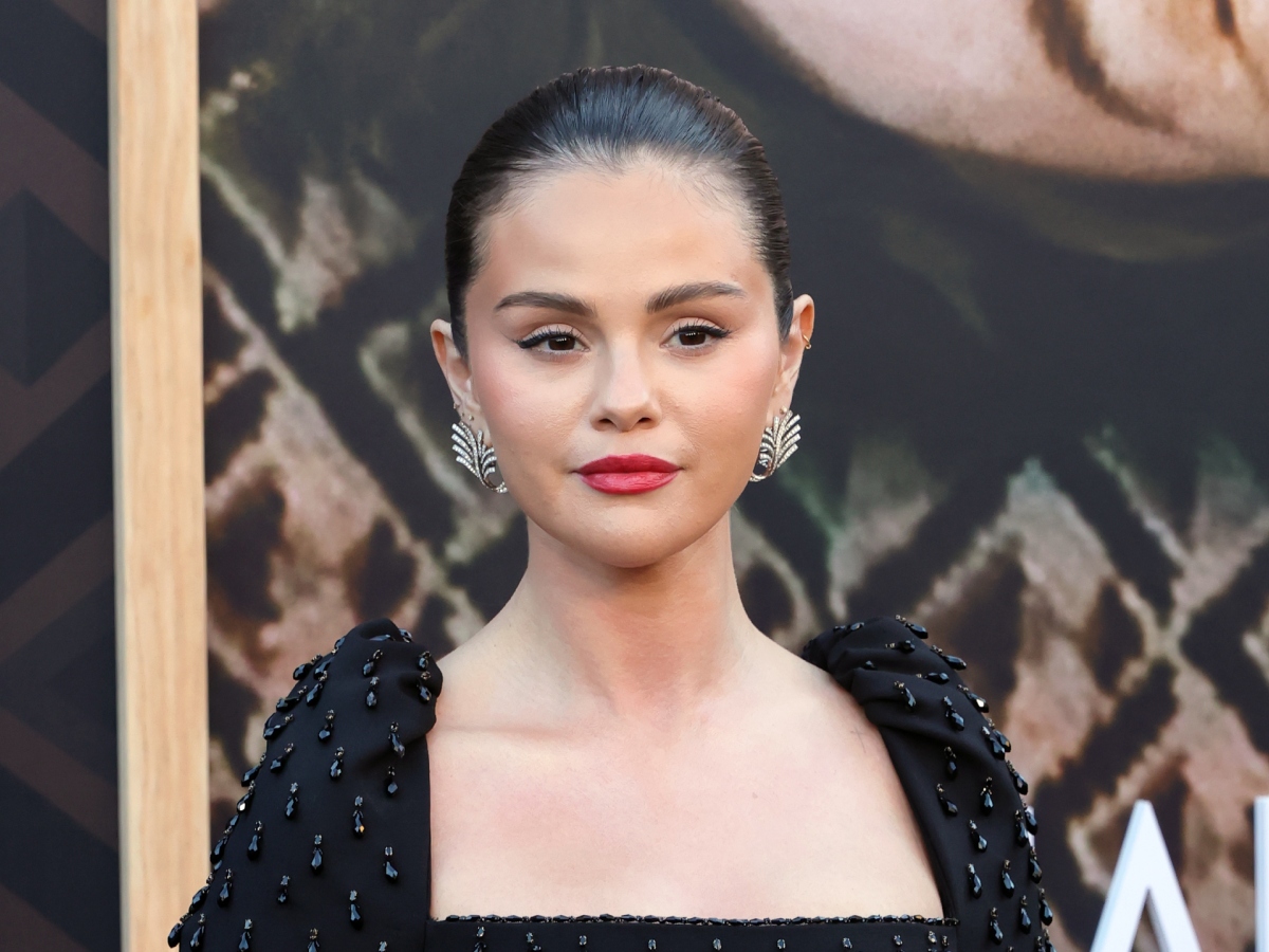 Η Selena Gomez αποκάλυψε το αγαπημένο της προϊόν για τα χείλη- είναι το μοναδικό που θα χρειαστείς αυτό το καλοκαίρι