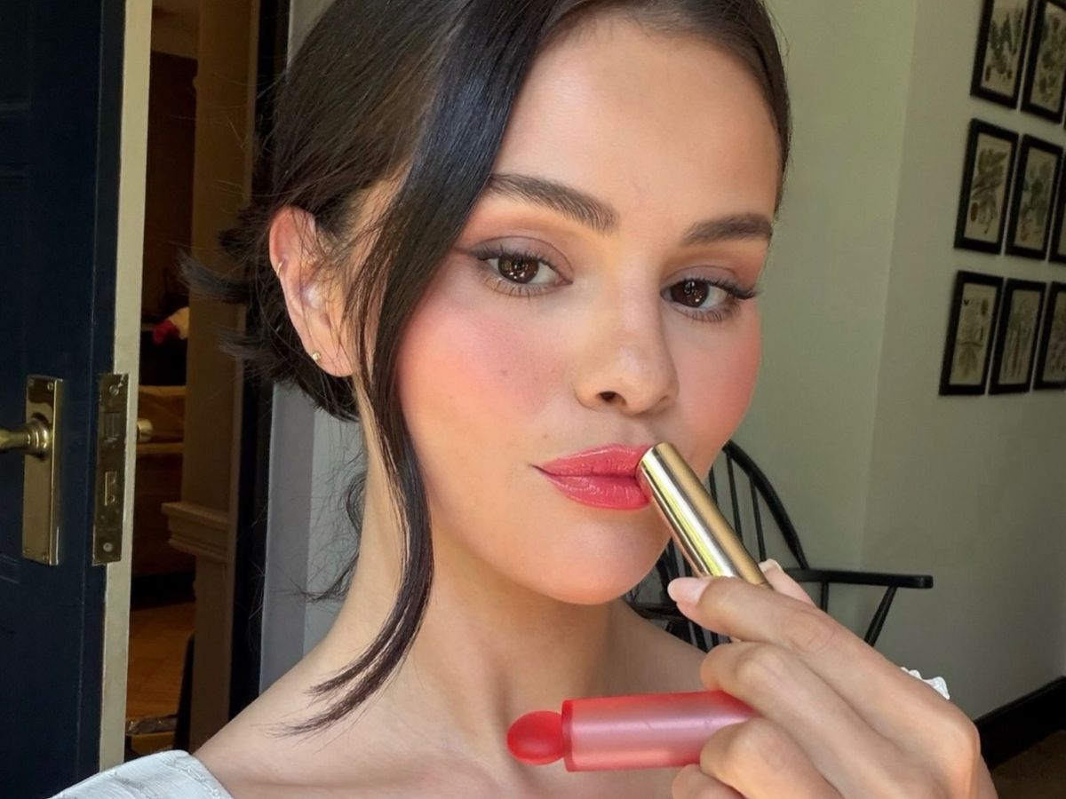 Κοραλλί χείλη: H Selena Gomez σου δείχνει πως να υιοθετήσεις στο μακιγιάζ το πιο δροσερό χρώμα του καλοκαιριού