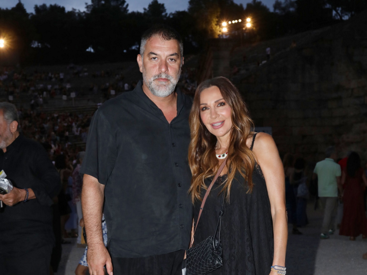 Δέσποινα Βανδή – Βασίλης Μπισμπίκης: Στην Επίδαυρο για την πρεμιέρα των «Βακχών» – Φωτογραφίες