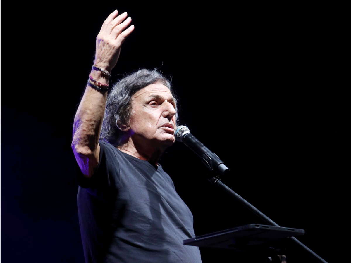 Βασίλης Παπακωνσταντίνου: Σταμάτησε τη συναυλία του στο Ηράκλειο και ζήτησε να σβήσουν τα καπνογόνα – «Δυο άνθρωποι κάηκαν εδώ δίπλα μας»