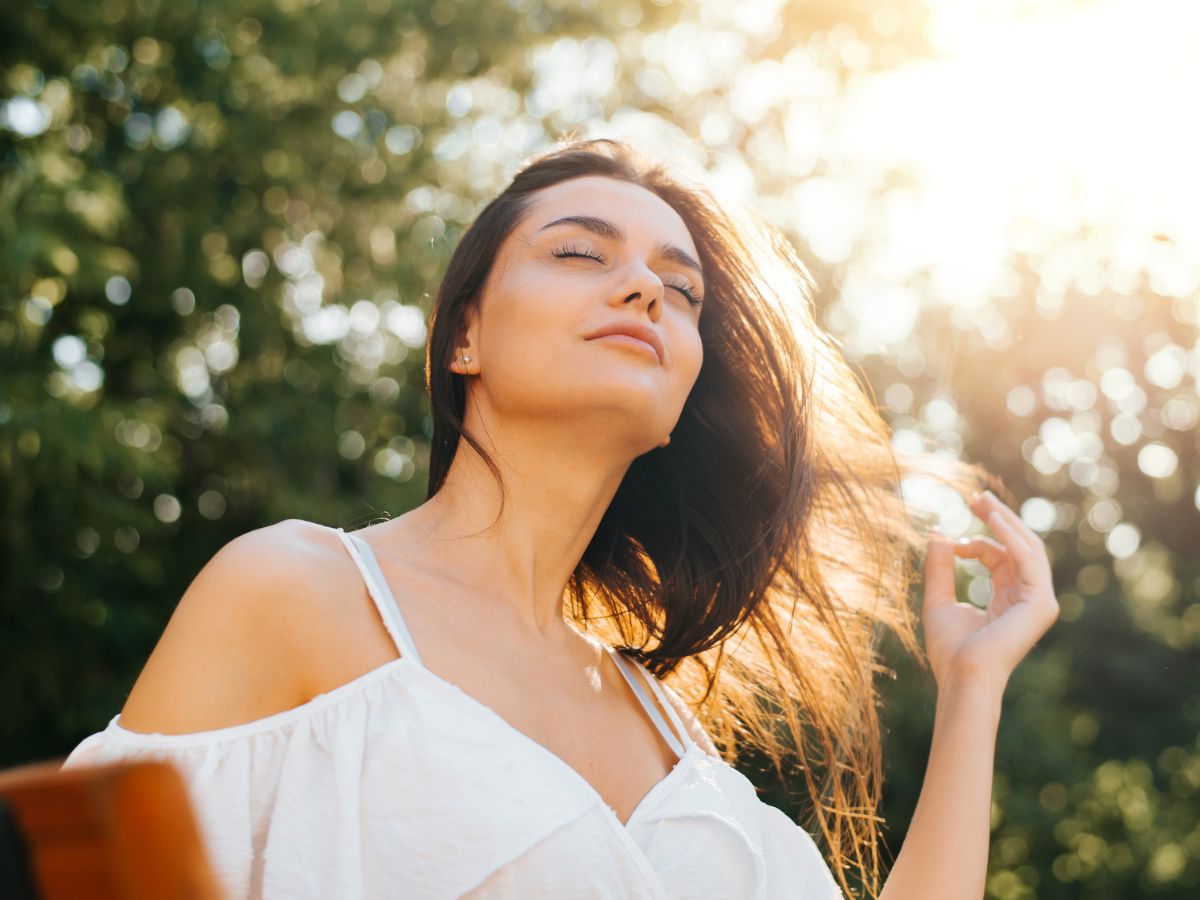 Air-dry hair: Ο απόλυτος οδηγός για τέλεια μαλλιά χωρίς πιστολάκι