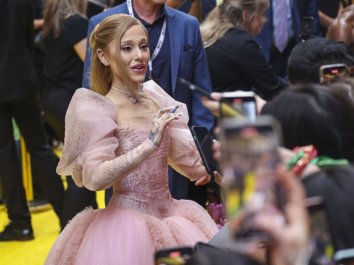 Ariana Grande: Αποσύρεται από τα φώτα της δημοσιότητας μετά τις αντιδράσεις για την εξαιρετικά αδύνατη εμφάνισή της