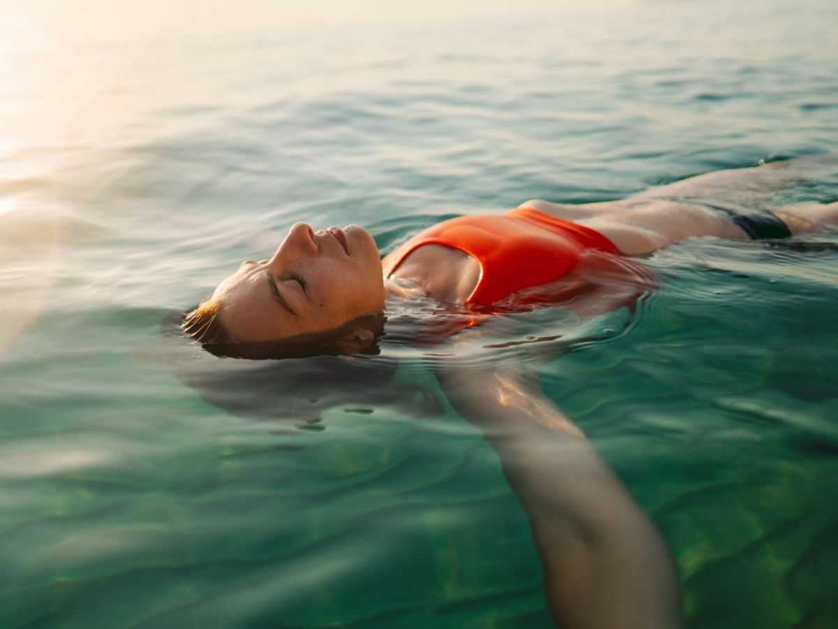 Blue Mind: Γιατί λίγα λεπτά στη θάλασσα αρκούν για να σου φτιάξουν τη διάθεση;