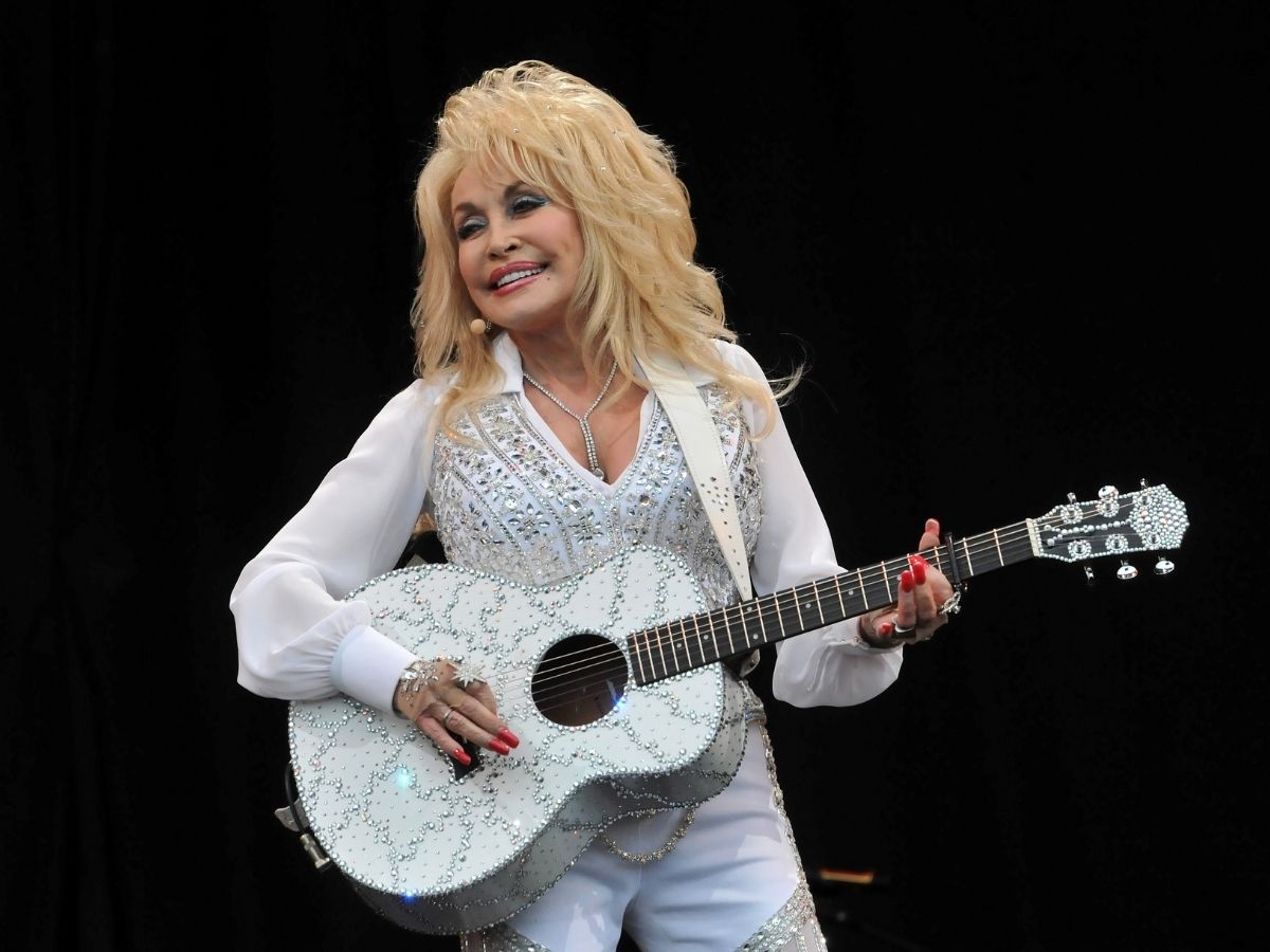 Dolly Parton: 10 μαθήματα ομορφιάς από ένα icon που δεν φοβήθηκε ποτέ τη λάμψη