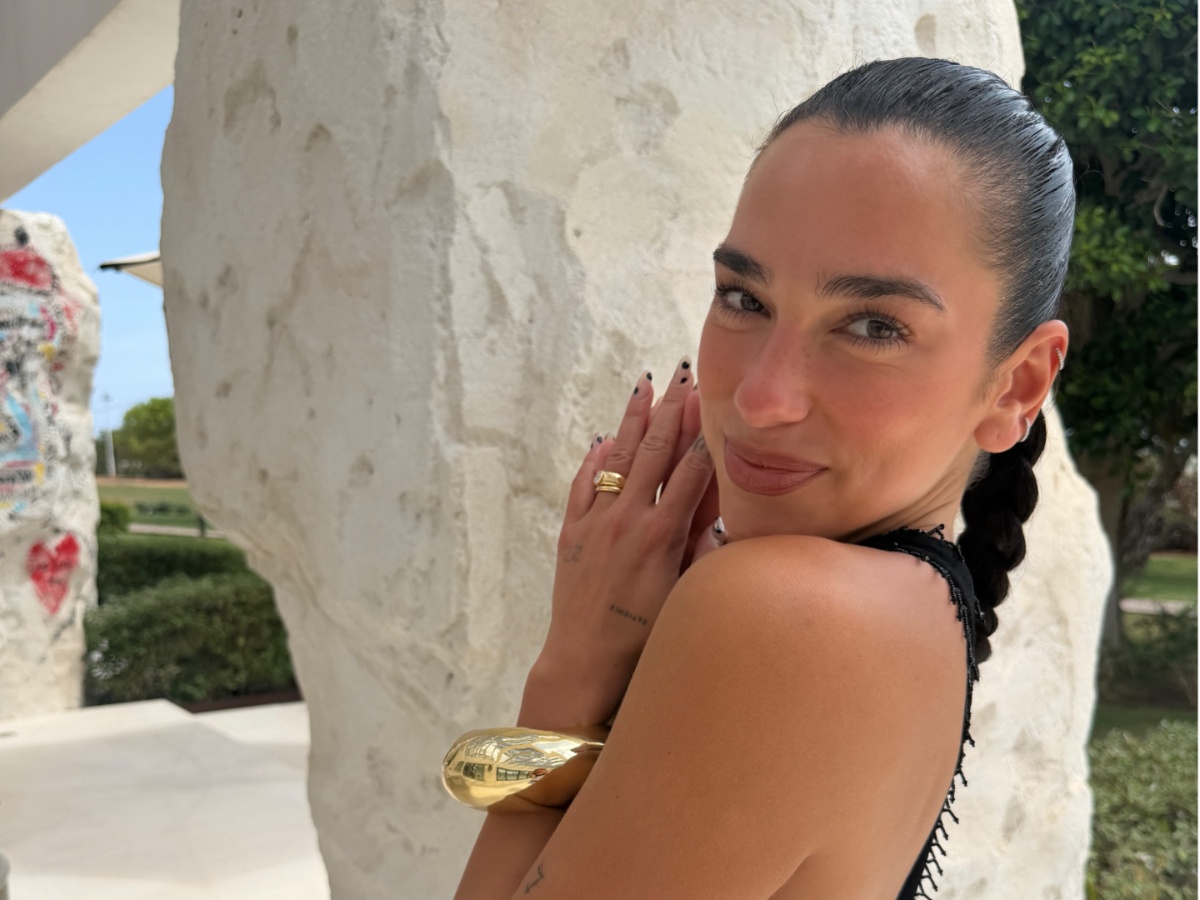 Dua Lipa: Τα 31α γενέθλιά της, η αδημοσίευτη γαμήλια φωτογραφία και οι τρυφερές ευχές από την οικογένειά της