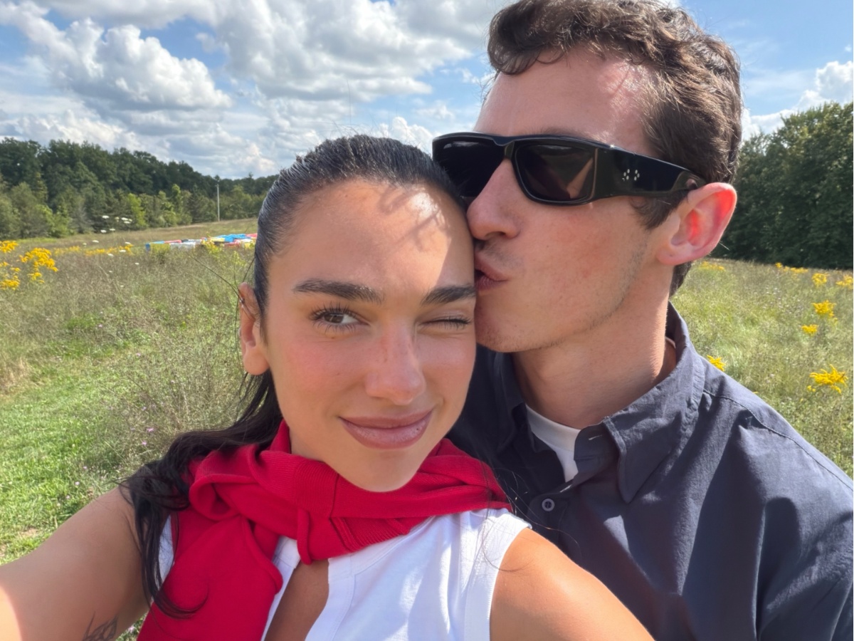 Dua Lipa για τον γάμο της με τον Callum Turner: «Ζήσαμε τη μέρα του γάμου μας σαν να ήμασταν κι εμείς καλεσμένοι»