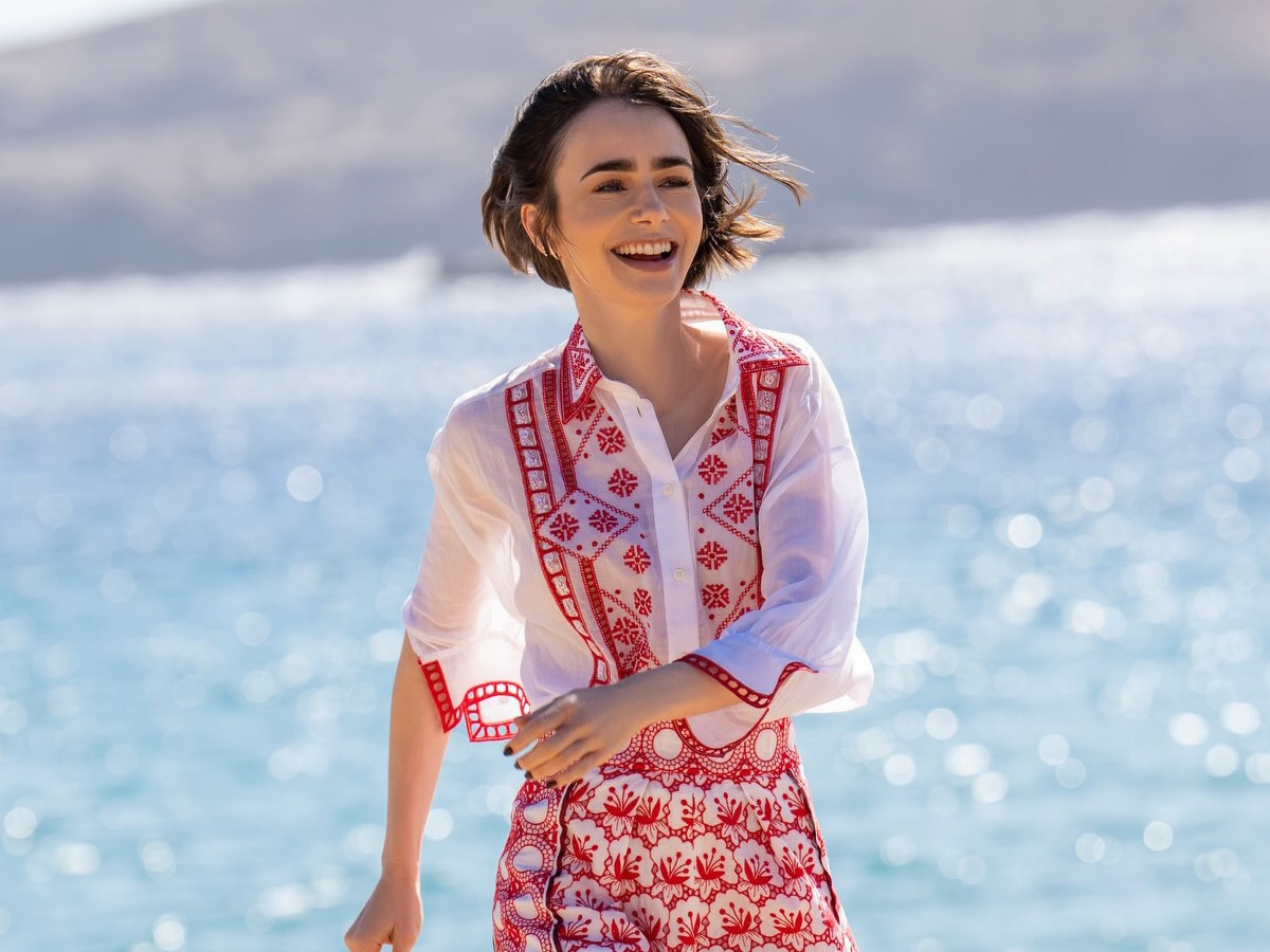 Emily in Paris: Κυκλοφόρησαν οι πρώτες φωτογραφίες με φόντο τη Μύκονο από τον νέο κύκλο της σειράς