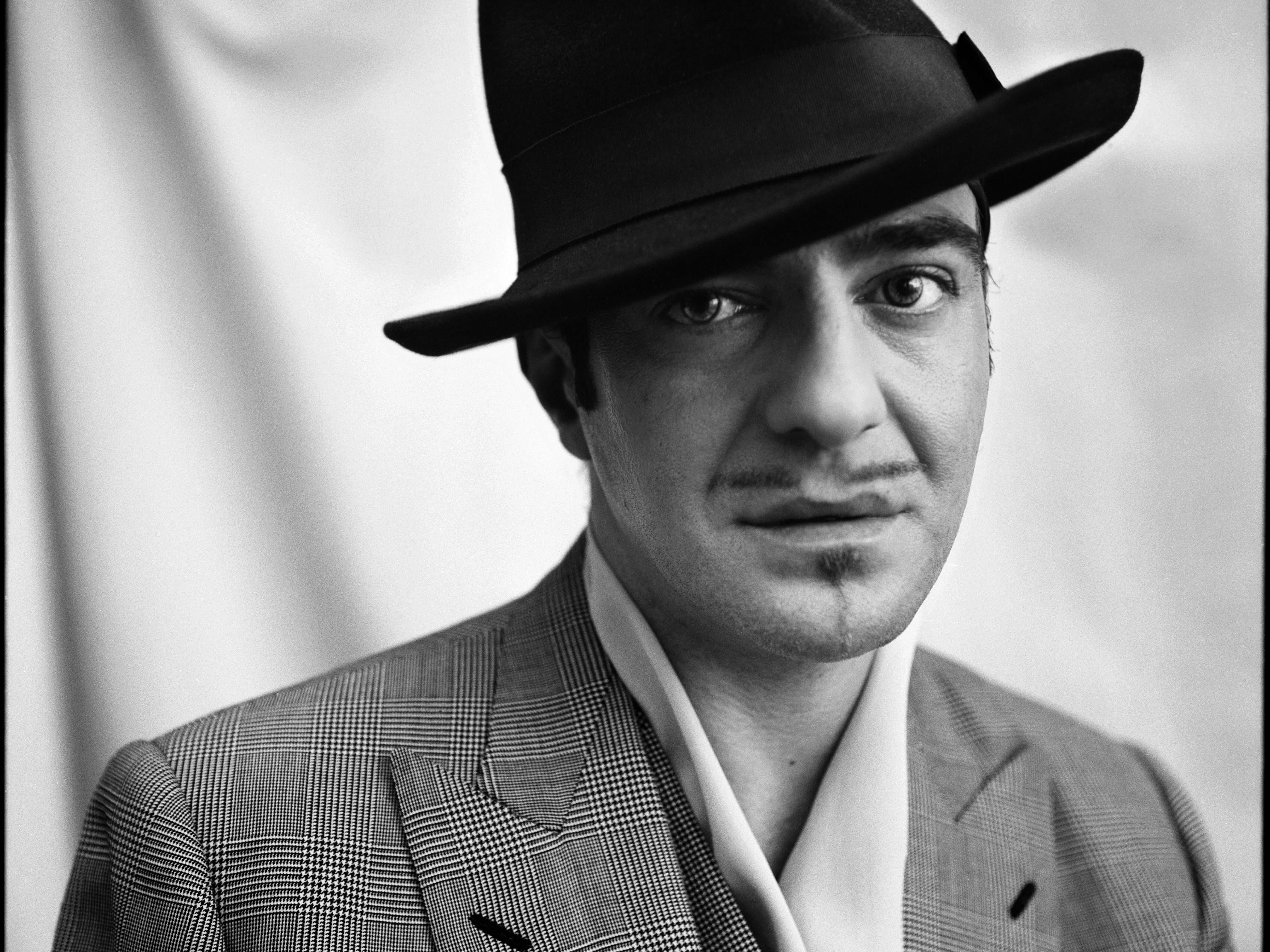 Ο John Galliano στο επίκεντρο του Met Gala 2027 – Η παγκόσμια βιομηχανία της μόδας διχάζεται
