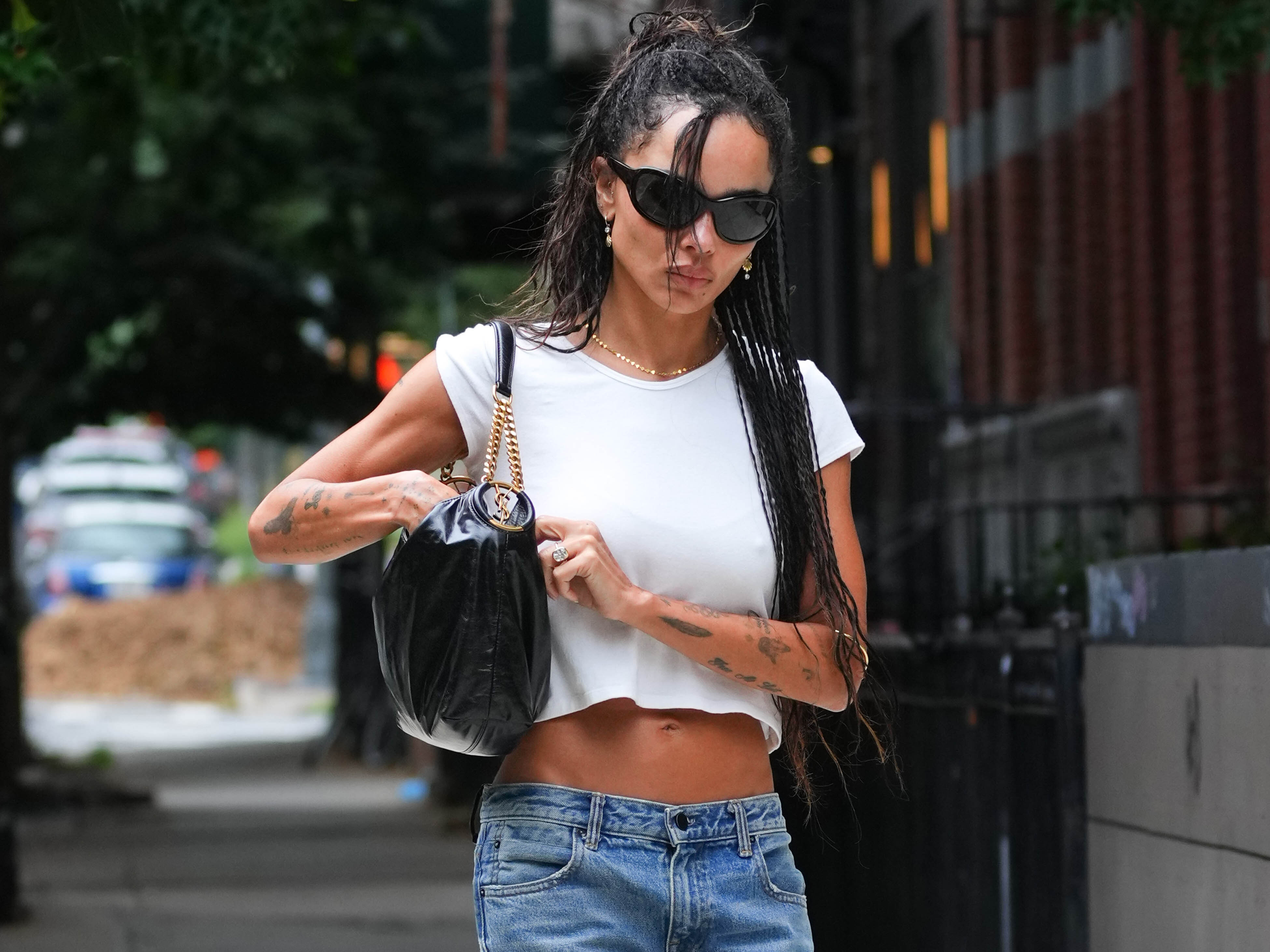 Το look της Zoë Kravitz αποδεικνύει πως το πιο chic «back to the city» σύνολο βρίσκεται ήδη στην ντουλάπα σου
