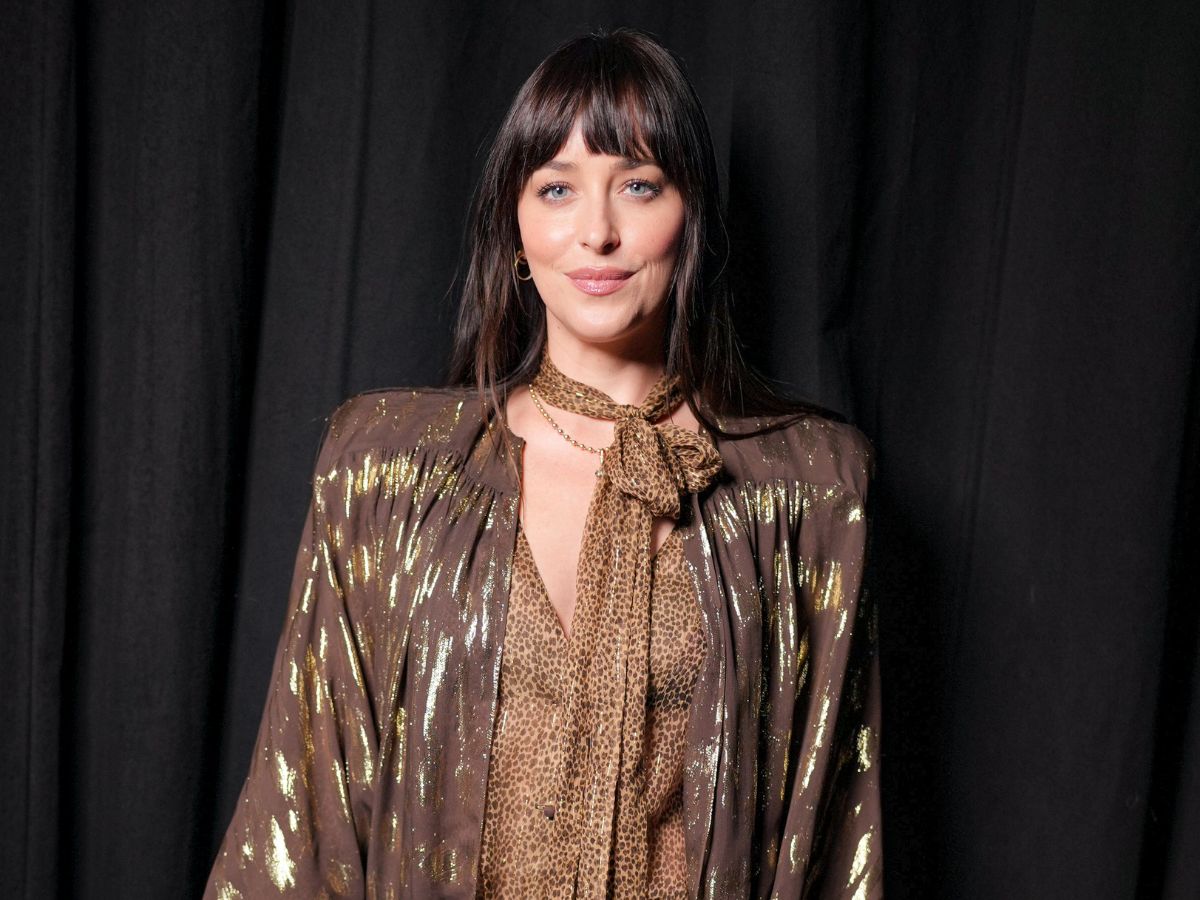 Η «granny» tote bag επιστρέφει πιο στιλάτη από ποτέ και η Dakota Johnson μόλις επιβεβαίωσε τη μεγαλύτερη τάση του φθινοπώρου