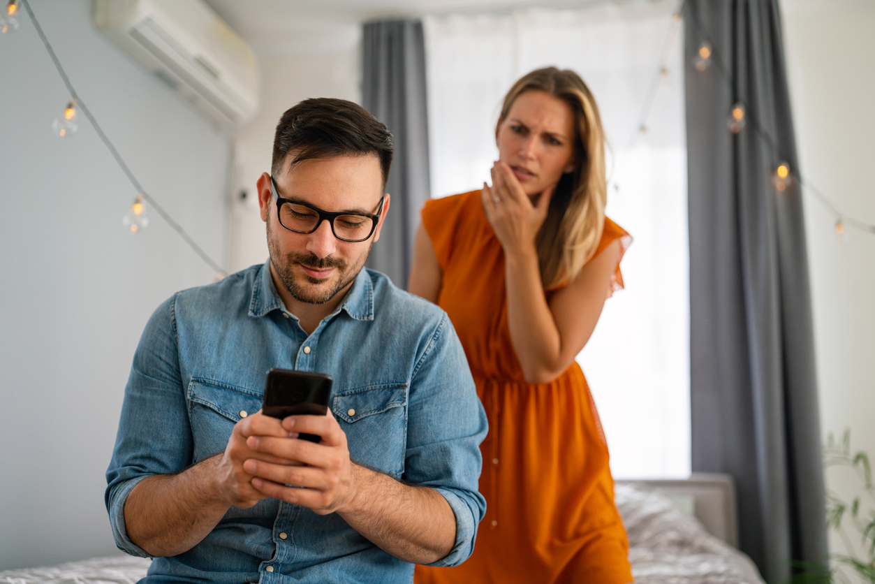 Ζήλια για μια φωτογραφία στα social media; Πότε είναι φυσιολογική και πότε πρόβλημα