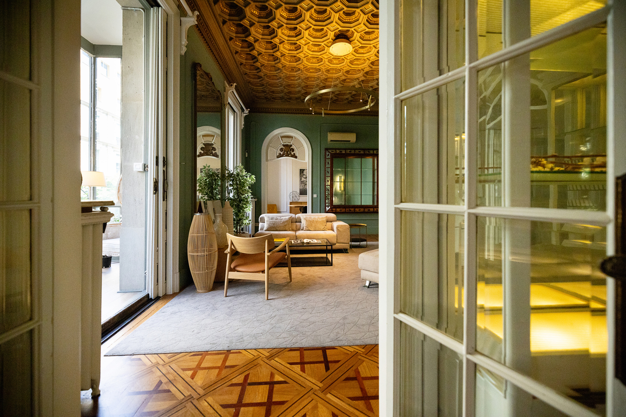 Το Art Deco επιστρέφει δυναμικά: Σκούρα χρώματα, χρυσές λεπτομέρειες και γεωμετρικά σχέδια